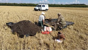 Н.Б. Хитров отбирает образцы на плотность из центрального разреза площадки